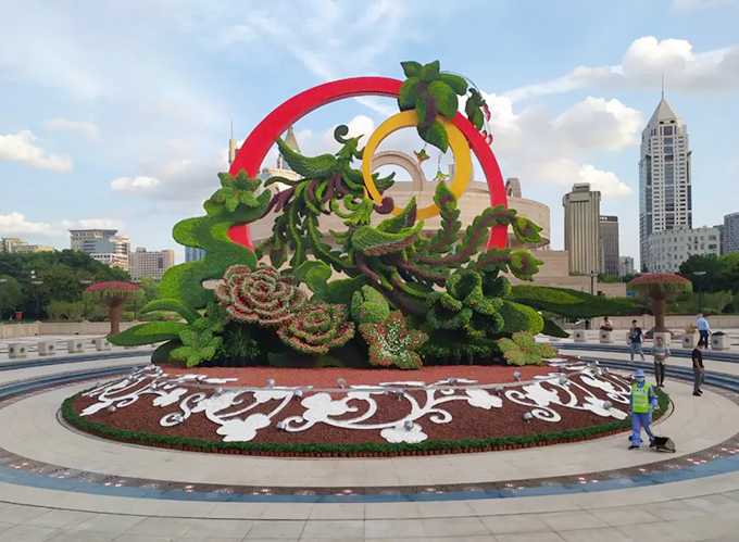 國慶立體花壇上海市人民廣場“鳳飛祥舞,日月同輝”04-上海黃浦官方微信.webp.jpg